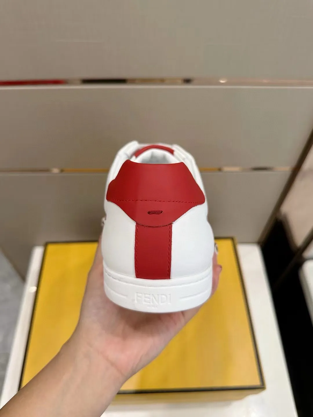 Factory price: 380💰 Fendi men's sports shoes - top version. In the corner, there is no limit to expression, highlighting the FF element cowhide to highlight personality, walking well! The shoe mouth is embossed with brand letters with a cowhide label. Cowhide upper + cowhide stitching mesh lining + T men's men's shoes 💰U outsole Size: 38-44, (customized at 45)